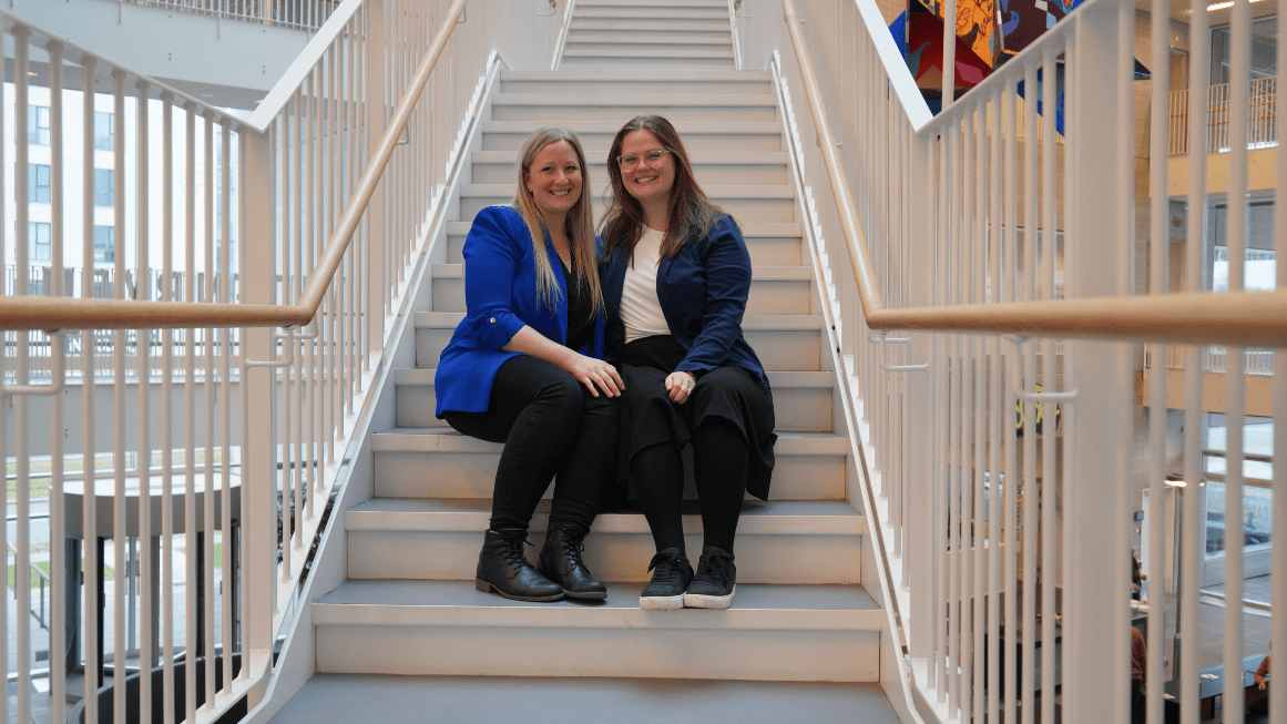 Photo of Kicki Norman Nielsen and Tine Løjmand Elisiussen on a stair to an otown article